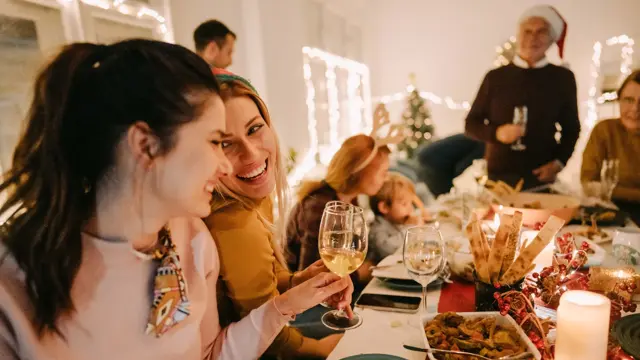 Folk koser seg på julebord