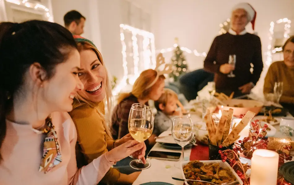 Folk koser seg på julebord