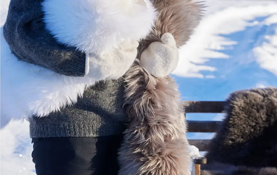 Dame som holder saueskinn