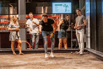 En gruppe mennesker som spiller boule på Grønland Boulebar