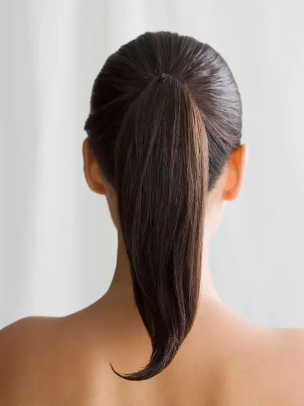 Høy og stram hestehale sett bakfra