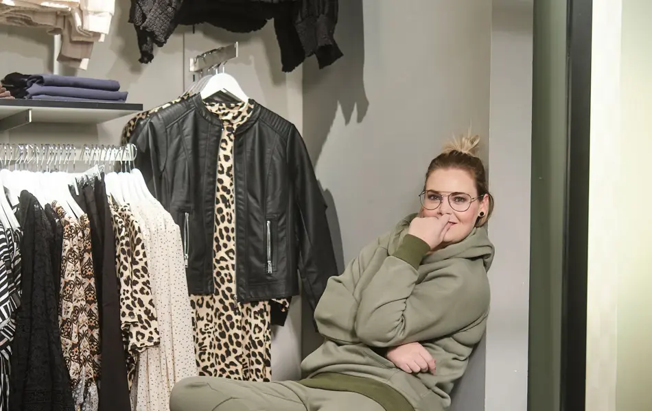 ansatt hos vero moda og b.young viser frem trendy, grønn joggedress