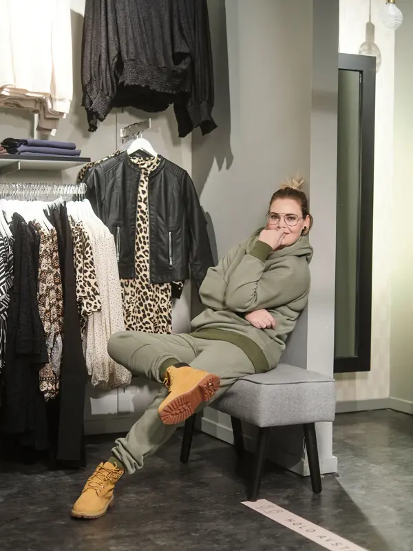 ansatt hos vero moda og b.young viser frem trendy, grønn joggedress