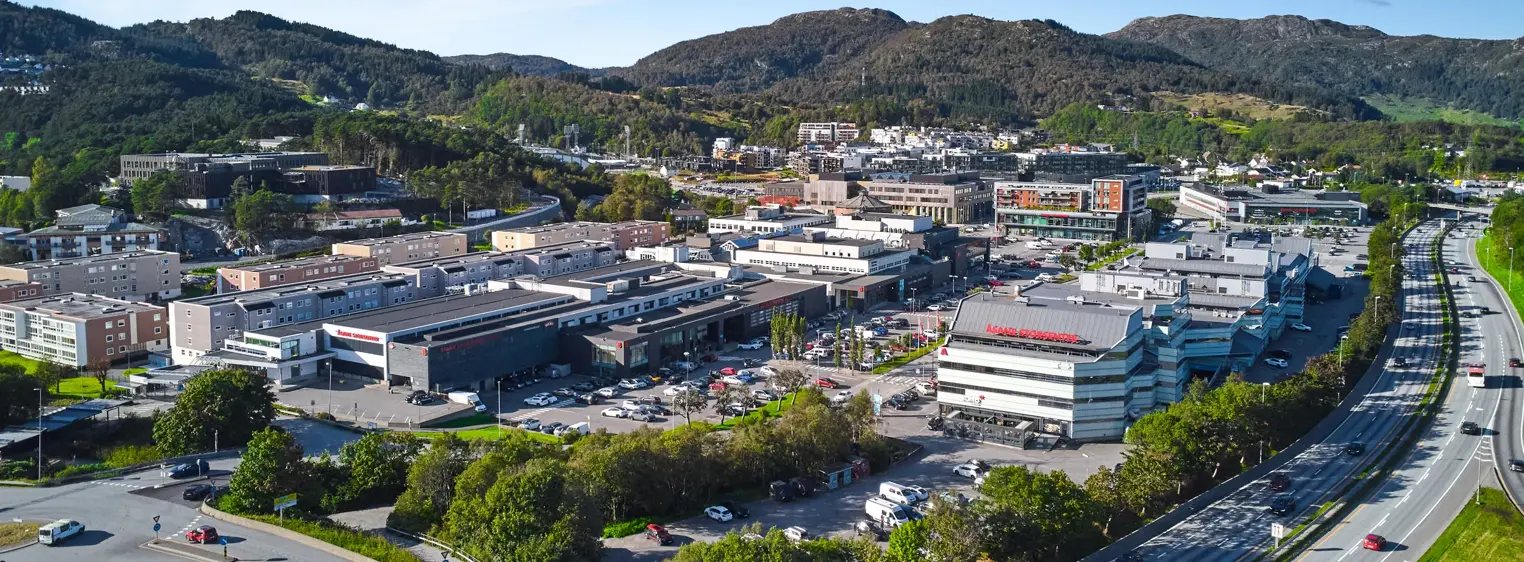 Dronefoto av kjøpesenteret Åsane Storsenter i Bergen.