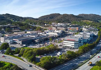 Dronefoto av kjøpesenteret Åsane Storsenter i Bergen.