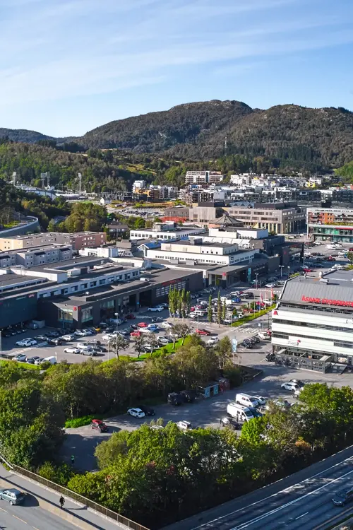 Dronefoto av kjøpesenteret Åsane Storsenter i Bergen.