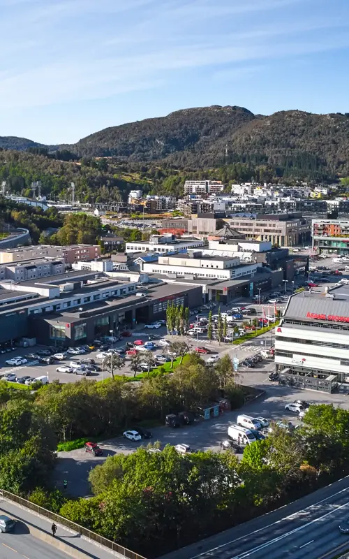 Dronefoto av kjøpesenteret Åsane Storsenter i Bergen.