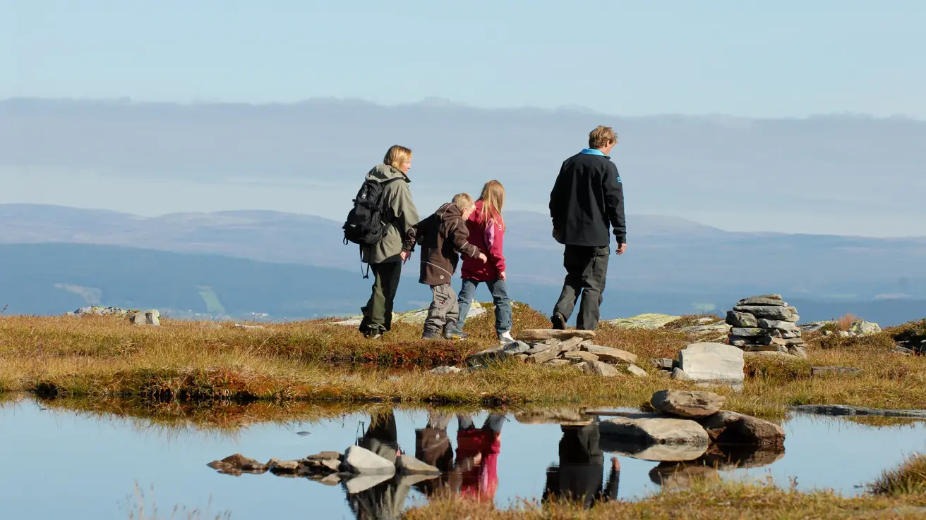 Familie går tur i fjellet i nærheten av Thon Hotel Skeikampen