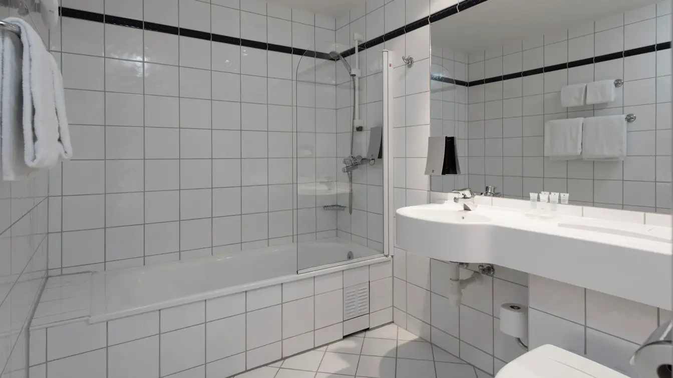 Bad med badekar i business rom på Thon Hotel Moldefjord