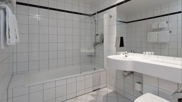 Bad med badekar i business rom på Thon Hotel Moldefjord