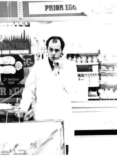 Mann som står å snakker i telefonen