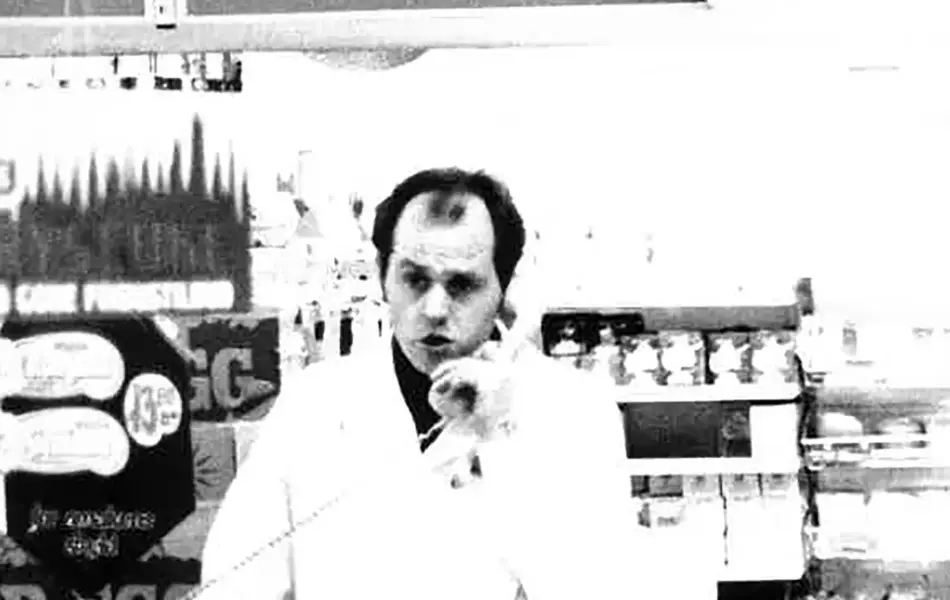 Mann som står å snakker i telefonen