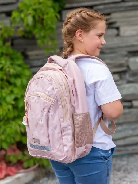 Barn med sekk og veske