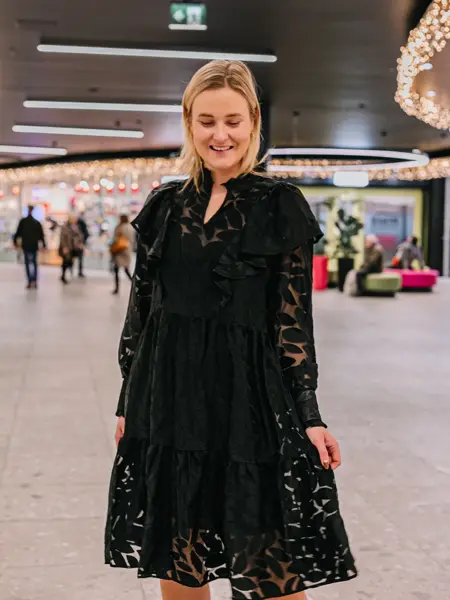 Dame i antrekk til nyttårsaften