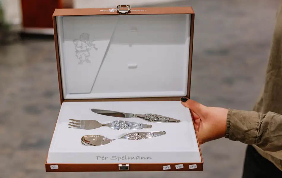 Dame som viser frem barnebestikk