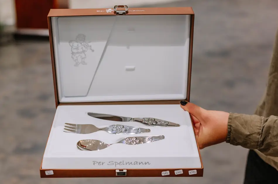 Dame som viser frem barnebestikk