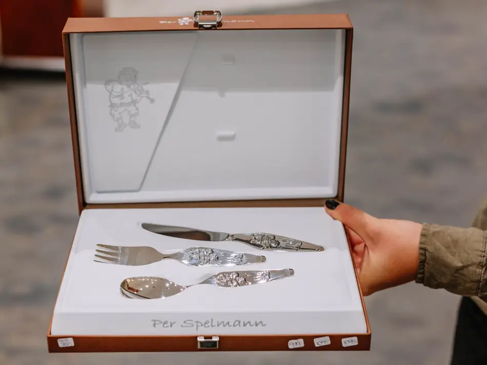 Dame som viser frem barnebestikk