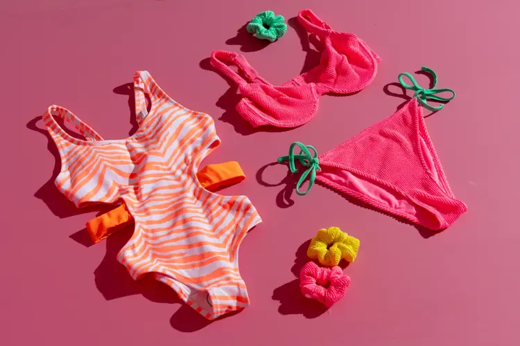 Rosa og oransje badedrakt 399,- // Rosa bikini med grønne tråder 199,- for overdel og 149,- for truse. Alt fra Cubus.