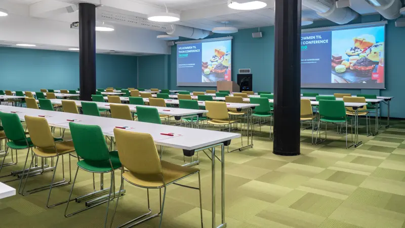 Klasseromoppsett, grønne og gule stoler, projektor, blå vegger