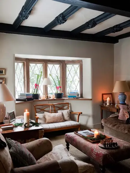 Hyggelig stue med møbler i mønstrete stoffer