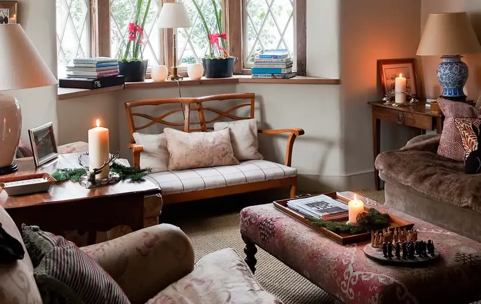 Hyggelig stue med møbler i mønstrete stoffer