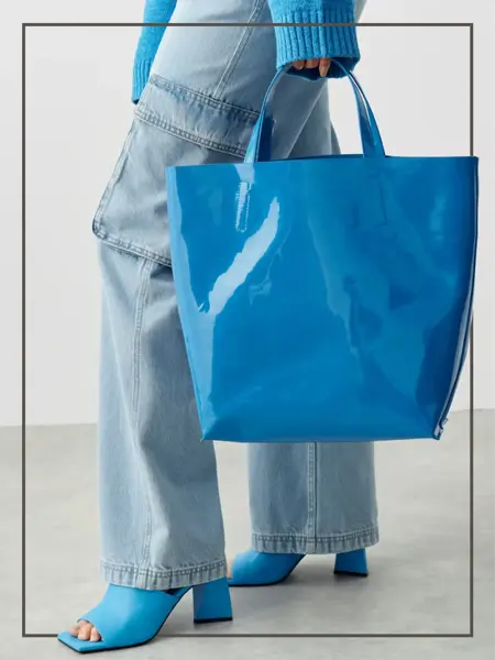Dame med blå veske