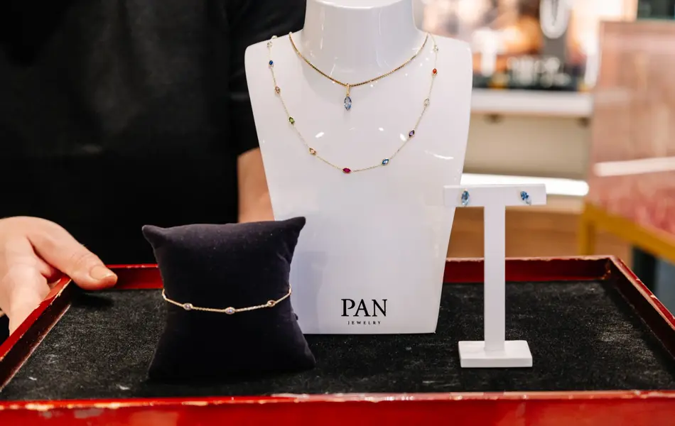 Nærbilde av smykke og armbånd