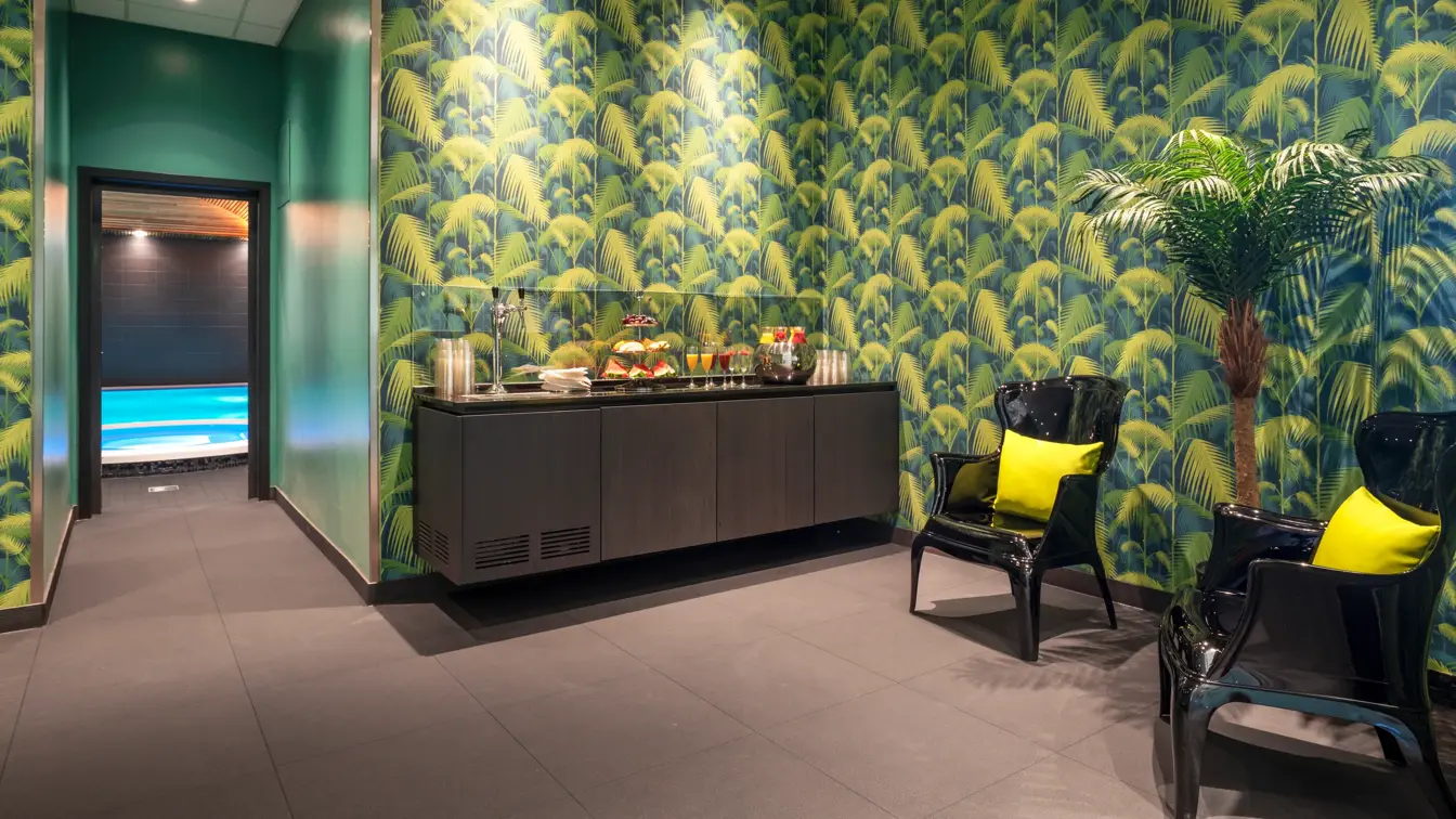Lounge utenfor badebassenget med opphakket frukt, palmetapet og sitteplasser på Thon Hotel Arena i Lillestrøm