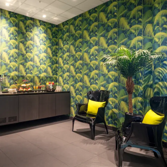 Lounge utenfor badebassenget med opphakket frukt, palmetapet og sitteplasser på Thon Hotel Arena i Lillestrøm