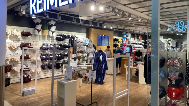 innendørs butikk med undertøy og skilt