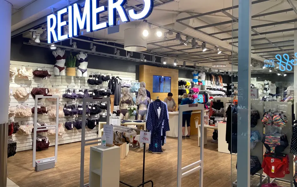 innendørs butikk med undertøy og skilt