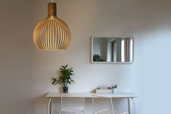 miljøbilde av secto-lampe i fargen valnøtt 