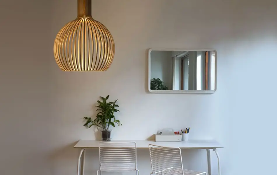 miljøbilde av secto-lampe i fargen valnøtt 