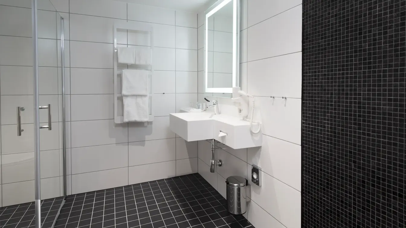 Dusj og vask på bad  i standard room double på Thon Hotel Rosenkrantz Oslo, som ligger i Oslo sentrum
