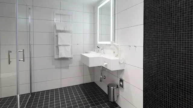Dusj og vask på bad  i standard room double på Thon Hotel Rosenkrantz Oslo, som ligger i Oslo sentrum