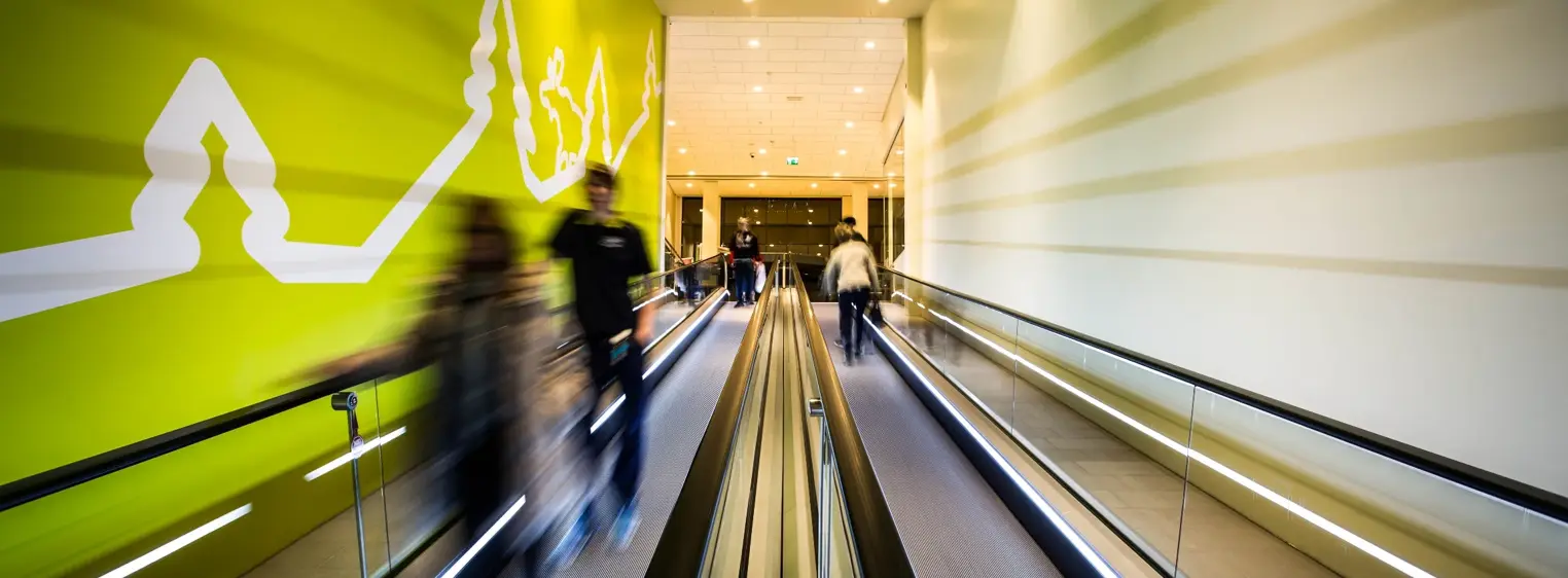 Rulletrapp med kunder på AMFI Elverum