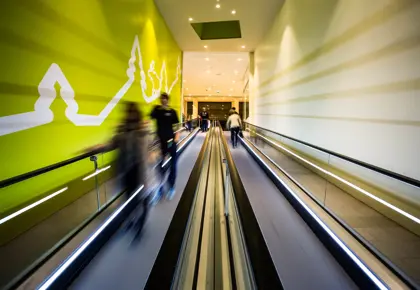 Rulletrapp med kunder på AMFI Elverum