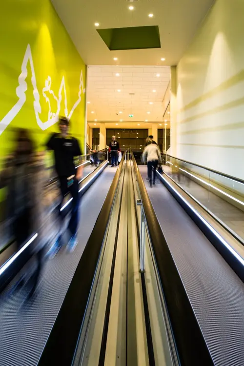 Rulletrapp med kunder på AMFI Elverum