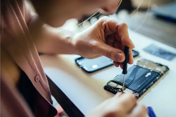 Mann som fikser en mobil