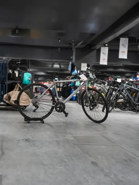 En grå sykkel til utstilling i butikk