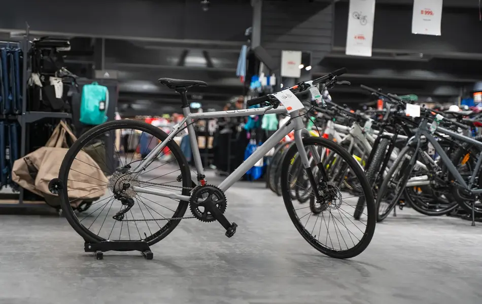 En grå sykkel til utstilling i butikk