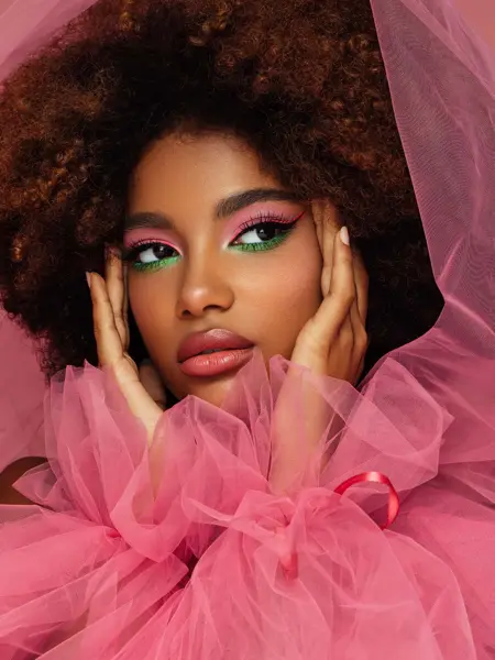 dame som poserer med rosa gjennomsiktig mesh