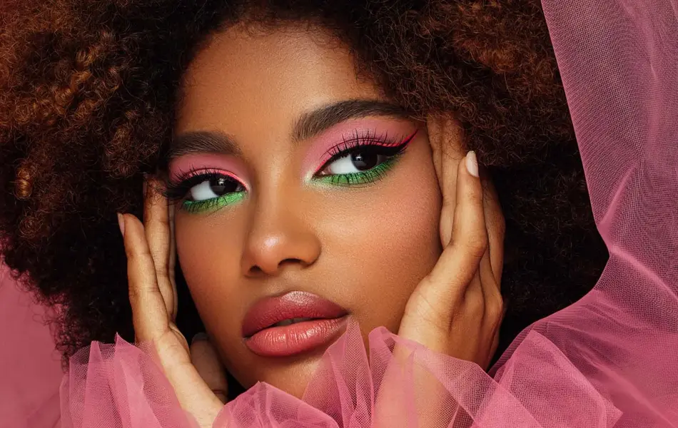 dame som poserer med rosa gjennomsiktig mesh