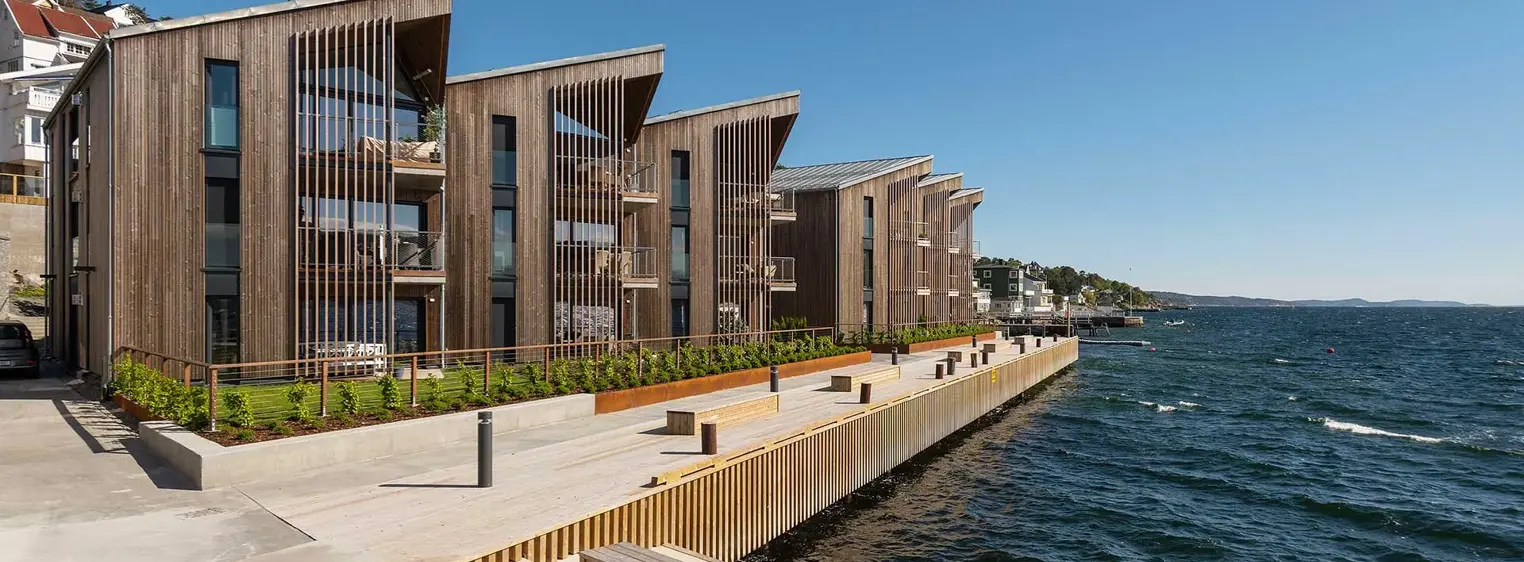 Bildet viser fasaden på boligprosjektet Lehmanns Brygge i Drøbak.