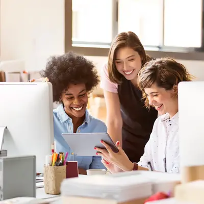 Dame sitter foran mac og jobber