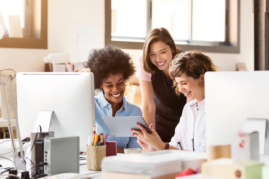 Dame sitter foran mac og jobber