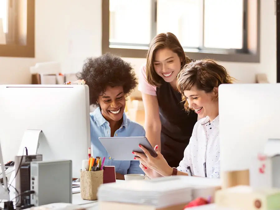 Dame sitter foran mac og jobber