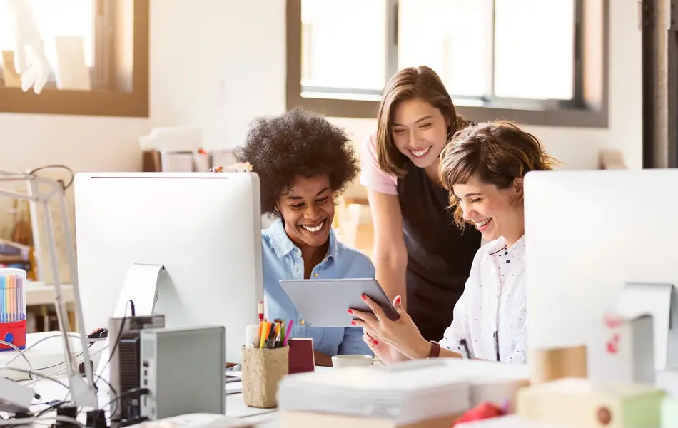 Dame sitter foran mac og jobber