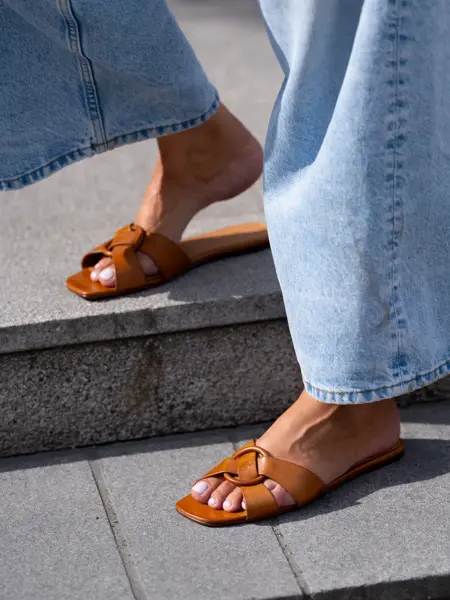 Brune slip in sandaler i skinn