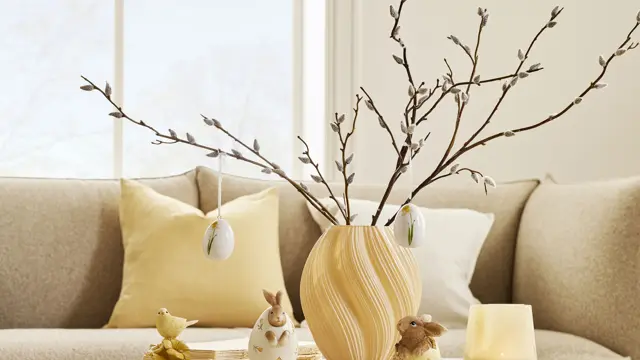 Stuebord med dekorasjoner til påske